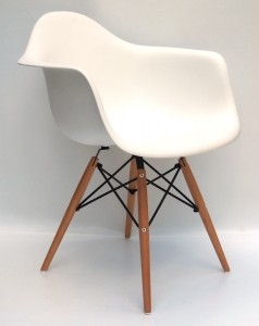 krzesło plastikowe białe z drewinanymi nogami